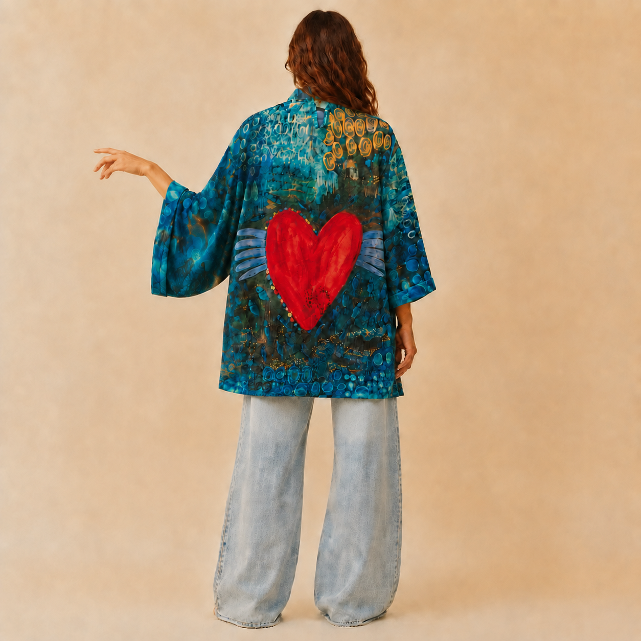 Kimono Corazón Boho de espalda, diseño artístico azul con un gran corazón rojo