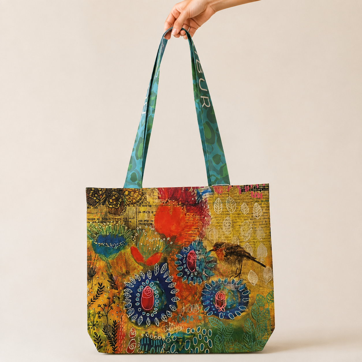 Tote Bag Cuidando mi naturaleza de Boho Kibur, sostenida por una mano sobre fondo blanco