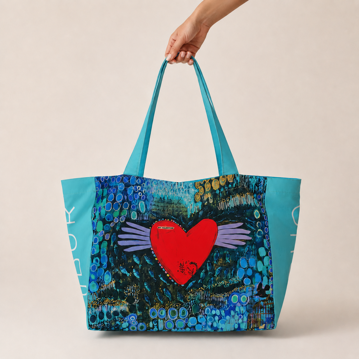 Tote Bag El amor por el mar de Boho Kibur, sostenida por una mano sobre fondo blanco